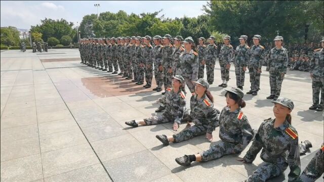 没点才艺都不敢参加军训了!贵州学院艺术生军训,一字马秀翻全场