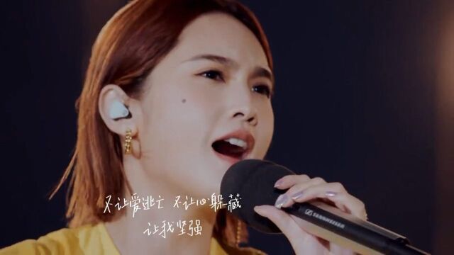 杨丞琳高楼舞台丨暖黄中秋造型完美舞台表现力,沉浸式演唱《仰望》#湖南卫视中秋之夜#