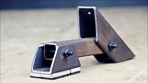 用方管制作了一个"桌子腿"装在院子大门上,开门省事多了