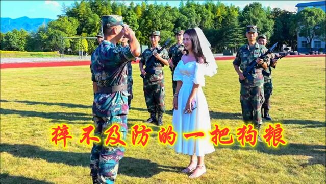 “你愿意娶我吗?”国庆假期,女孩到军营向心爱的兵哥哥求婚!