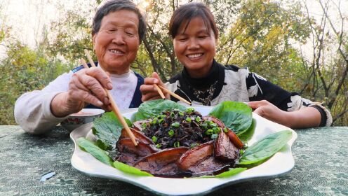 [图]小凤砍了一大把高芦粟，给老妈扎锅帚，回家又烧大肥肉，太解馋了