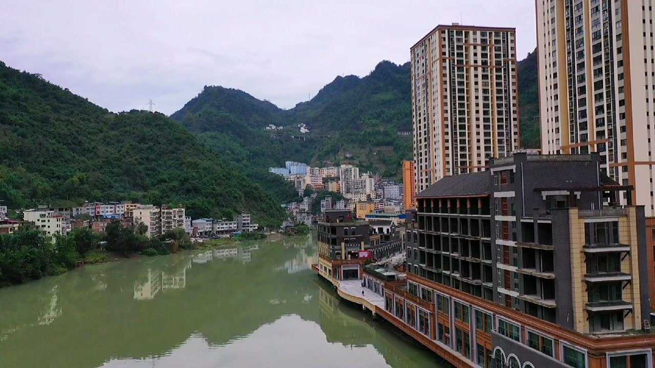 航拍云南省盐津新县城据说这里是中国最窄的县城