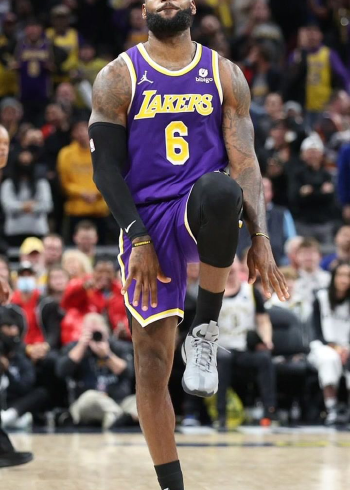 再现霸王步!詹姆斯投进致胜三分后霸王步庆祝多角度欣赏!