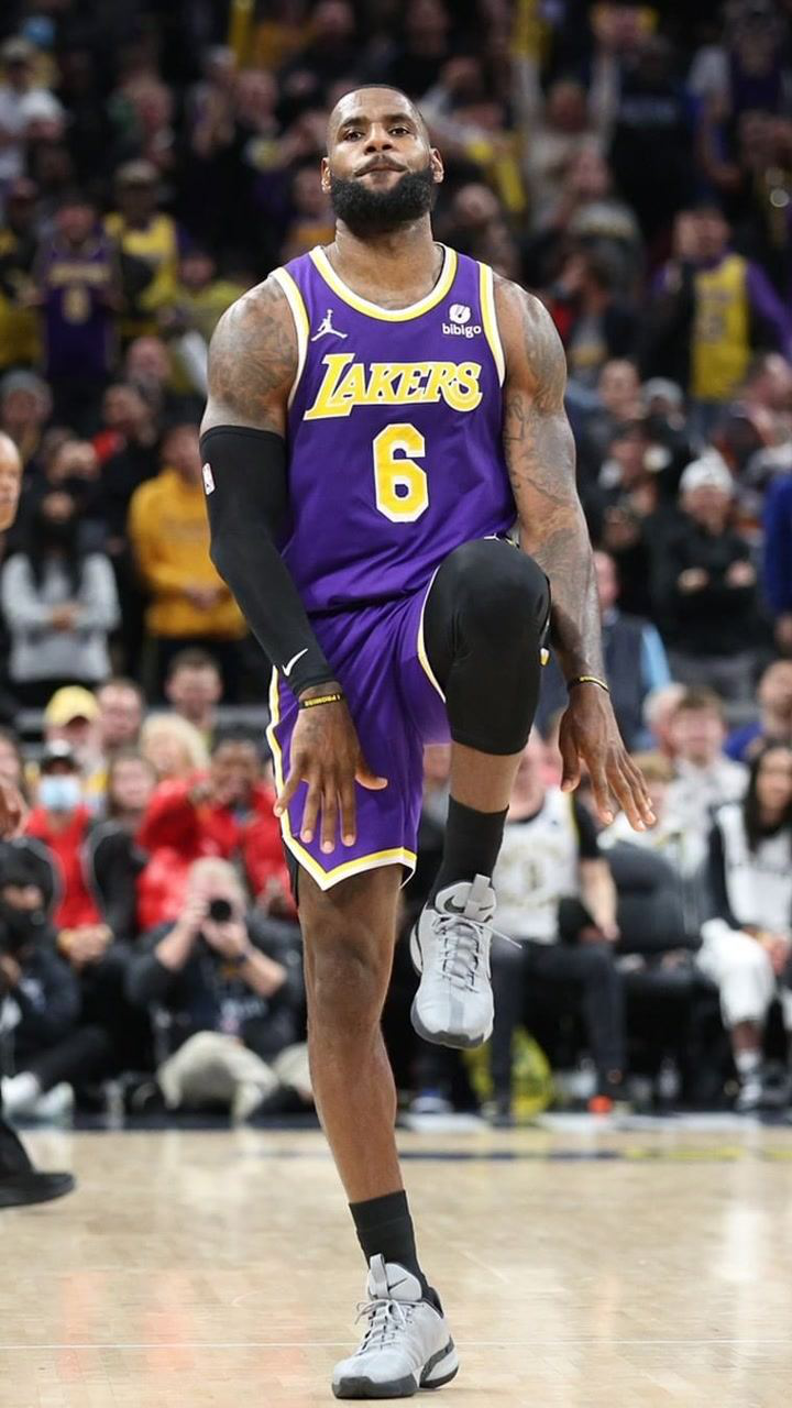 再现霸王步!詹姆斯投进致胜三分后霸王步庆祝多角度欣赏!