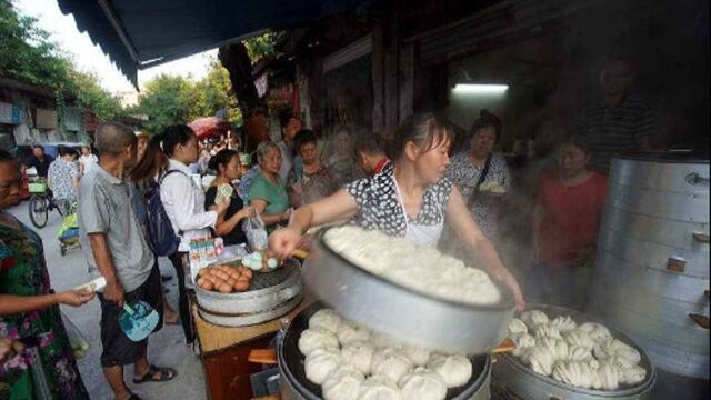 实拍台湾最火包子铺,现包现卖料多量足,生意火爆吃的都是回头客