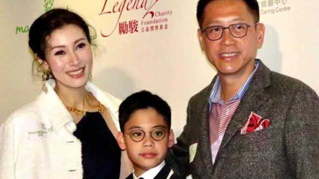 李嘉欣一家罕同框,10岁儿子穿西装帅气长高不少,参与活动显稳重