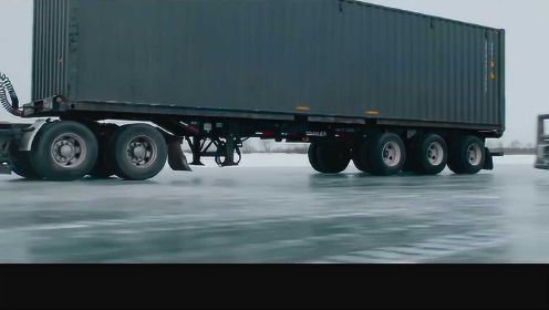 冰面上，大卡车极速飙车，互相撞击