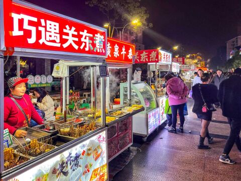 来永川一定要逛逛人民广场的夜市,这里的美食不仅多还烟火气十足