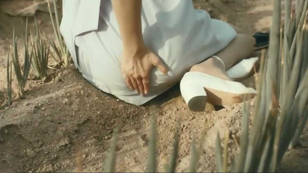 美女在农田里坏肚子，没带纸只能用大葱，隔天心态崩了！_腾讯视频
