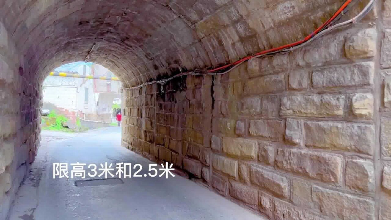 實拍雪峰鄧家橋,兩個石拱洞子,橋上過火車,橋下走小車和行人!