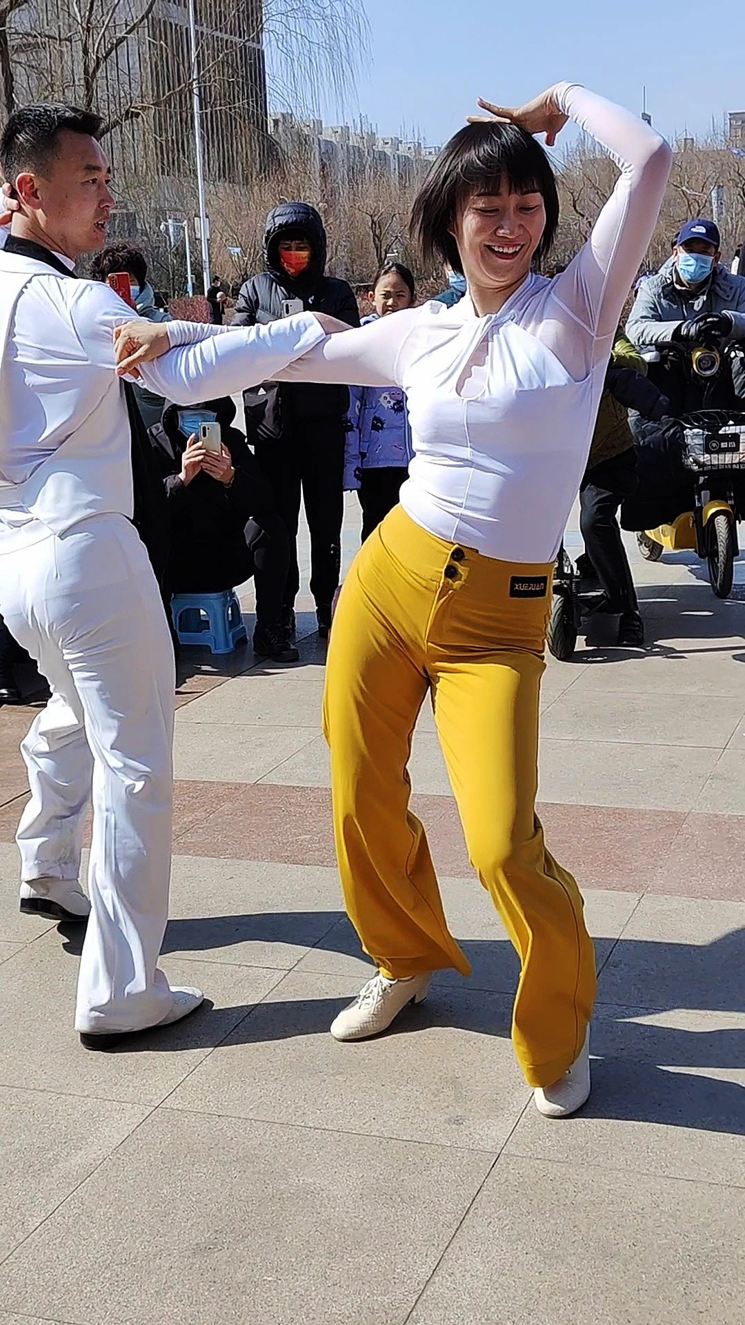 小芳跳舞太热情了,动作极具诱惑力