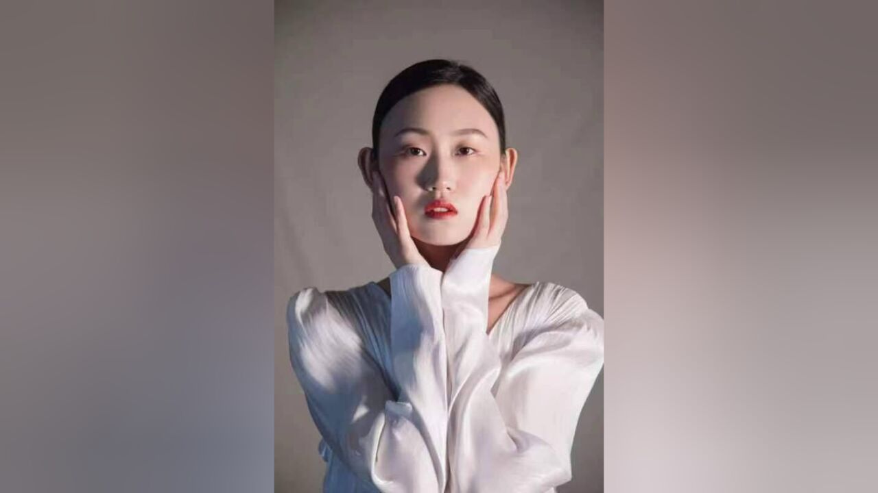 知名航空公司空姐方媛媛回归演员