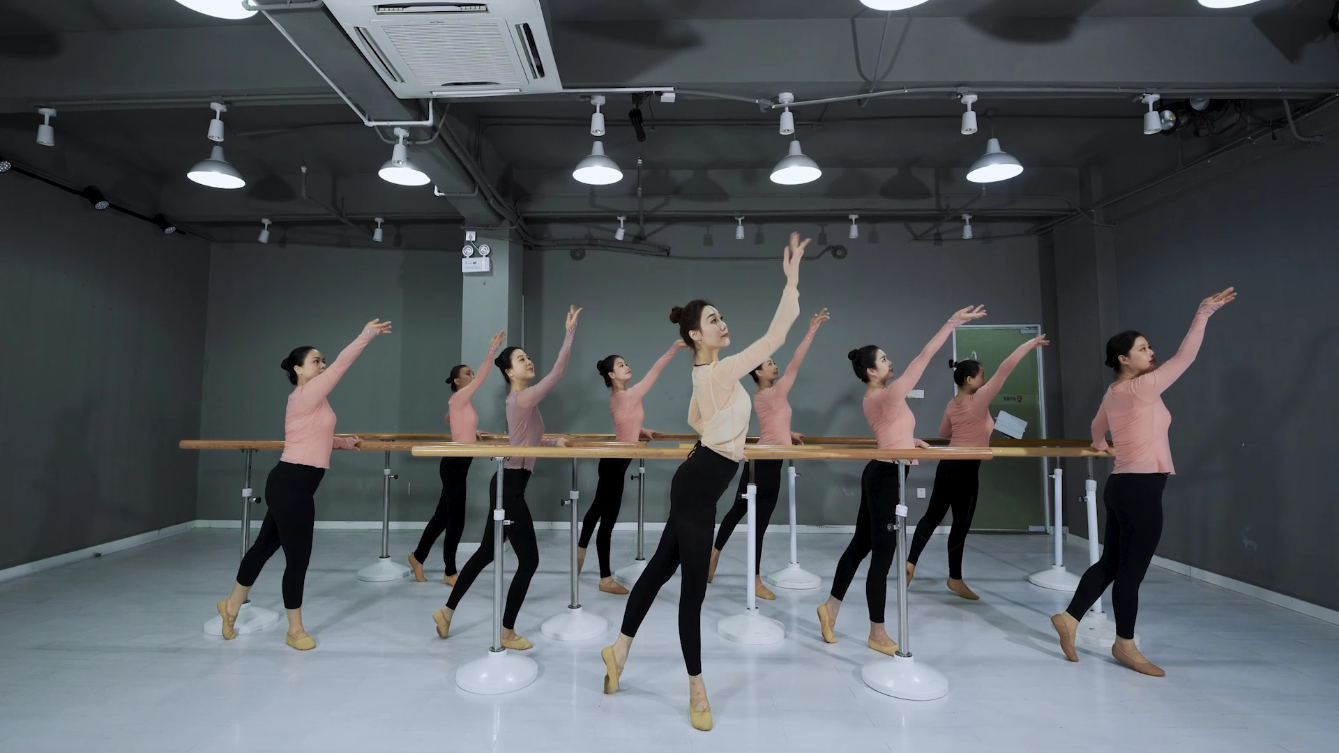 中国舞把杆组合训练《擦地》城市舞集李佳奇编舞/指导_腾讯视频