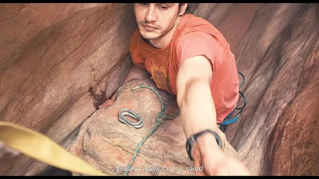 掉下悬崖被石头压住了手臂,你猜他怎么逃生的?