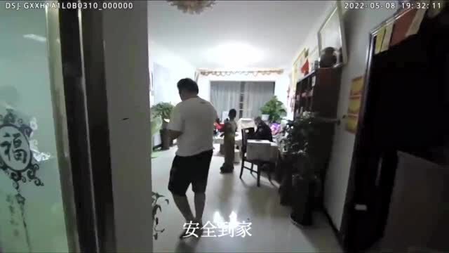 “警官,快来救人!”文山一孩童被困淤泥!