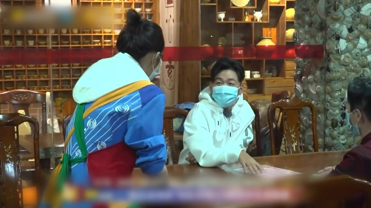 张子枫给王宝强点餐"板凳父女"点餐情节不要太欢乐
