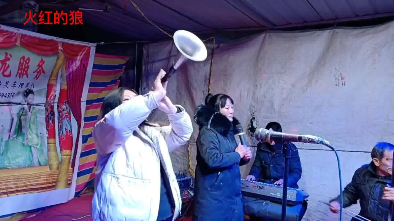 农村舞台美女吹奏经典老歌,80年代流行全国,会唱的都老了