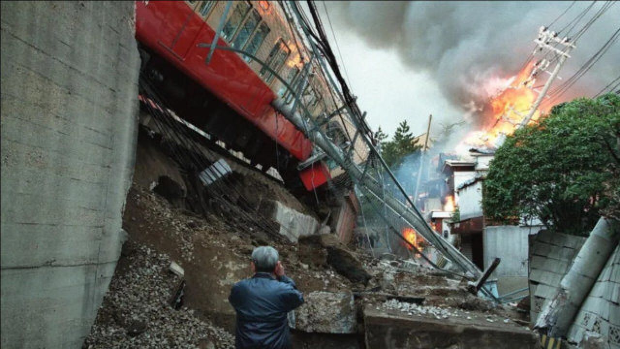 1995年,神户发生9级大地震,摄像机拍下地震后城市模样!