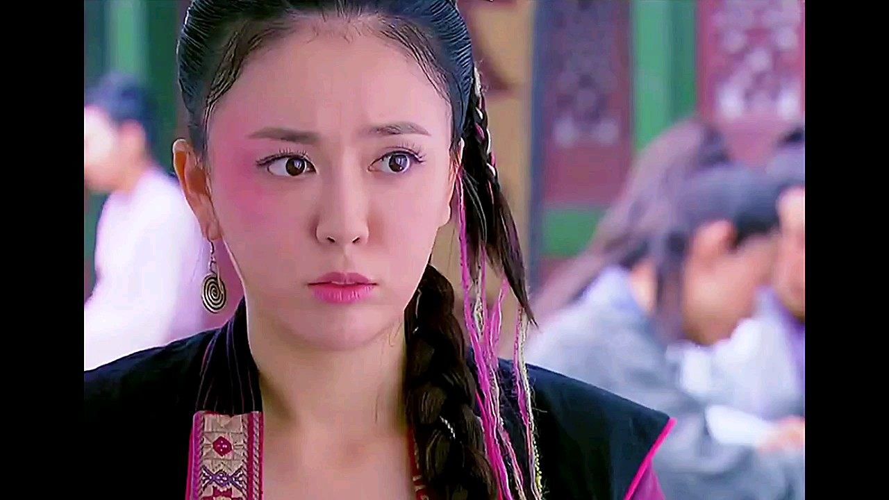 蓝凤凰为了变得更美丽盗取岳不群的佩剑