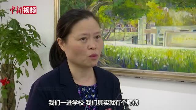 福建师大附中举办班主任节老师走上红地毯接受表彰