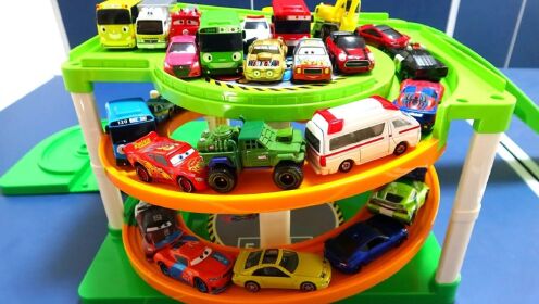 50辆彩色小汽车和圆形停车场玩具