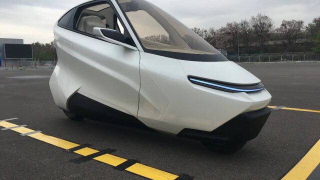 国产不倒翁两轮车亮相自带平衡装置永不倒百公里仅5度电