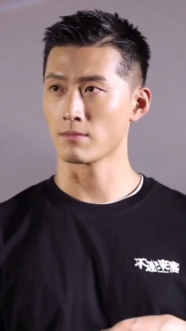 窦骁1988年12月15日出生于陕西省西安市加拿大籍华人影视男演员毕业于