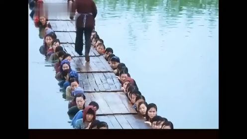经典红嫂：农村妇女用肩膀筑起一座人桥，让战士们过江，太感人