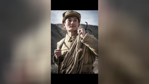 赵龙骏，在库尔班大叔和他的子孙们电视剧中饰演的尤小勇拿着枪和钩子，还是非常的正气帅