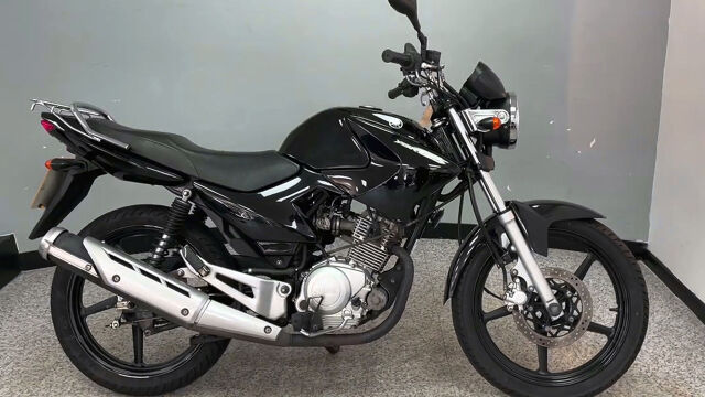 雅马哈经典125摩托,售价6890元,油耗低配bcs,满油能跑500公里