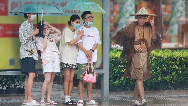 雨天的街头出现一位穿蓑衣戴斗笠的行人,大家会有什么反应呢