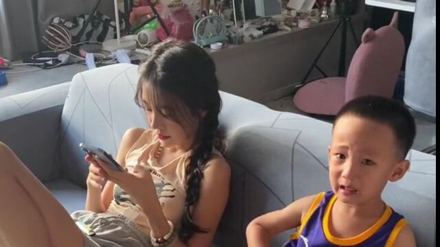 小小年纪就有如此漂亮的姐姐,羡煞我也