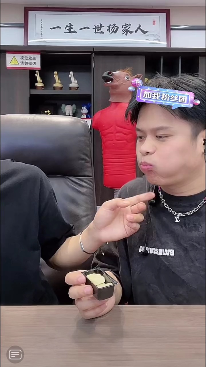 兄弟俩吃榴莲吃出表情包 # 疯狂小杨哥直播回放 # 小杨哥搞笑视频
