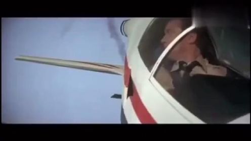 007之八爪女：詹姆斯邦德开着喷气机遭到导弹追踪，反倒把敌方机库炸毁