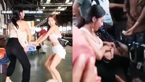 韩国女主播在印度街头热舞，收到热情打赏，被一群男人包围塞零钱