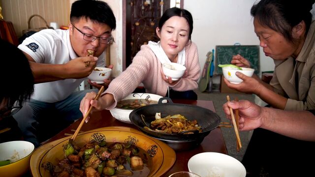 吃肉,大肥肉烧地道农家菜,越肥越解馋,以后的肥肉我都包圆了