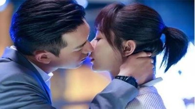 杨紫和李现拍吻戏为何只露上半身?当镜头往下移,网友们瞬间笑翻