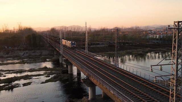 带你走进焊轨基地,近距离感受无缝长钢轨的焊接过程.