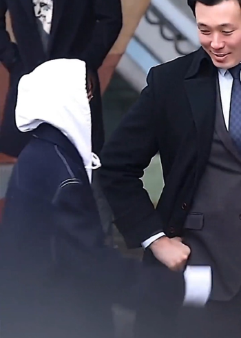 每个女孩都想拥有这样的大叔吧#iu李知恩#iu和她的保镖大叔