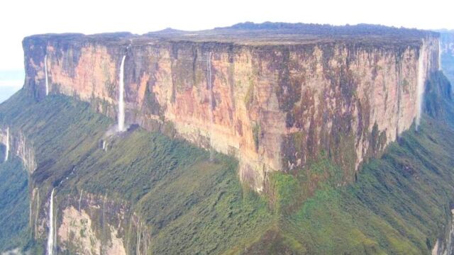 世界尽头的山峰,365天雨水不断,山顶平坦竟形成了最大的瀑布