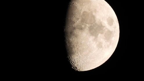 又见月亮，这是望远镜中看到的，给力！