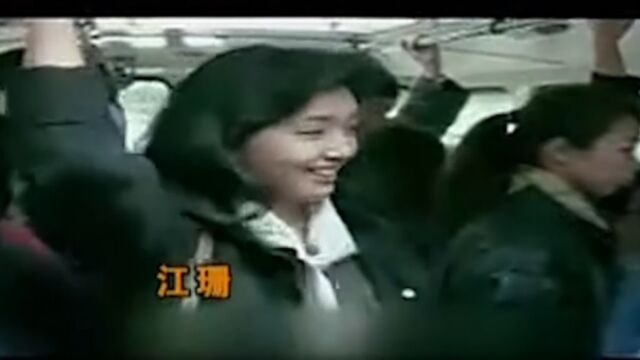 1990年电影《北京你早》,一辆红色大公共,在长安街行驶