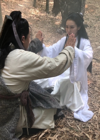 原来运功疗伤的戏是这样拍的