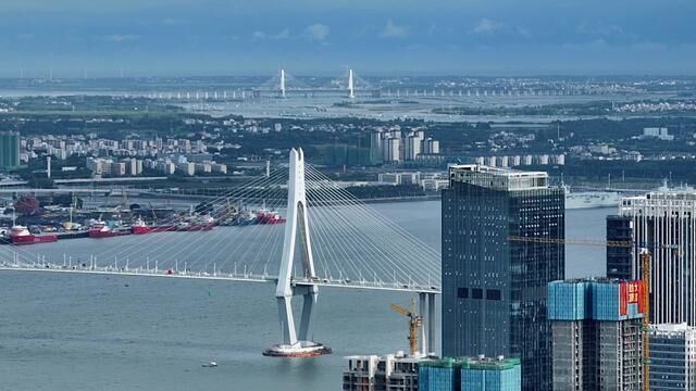 我喜欢这座滨海城市湛江,空气清新,环境优美.