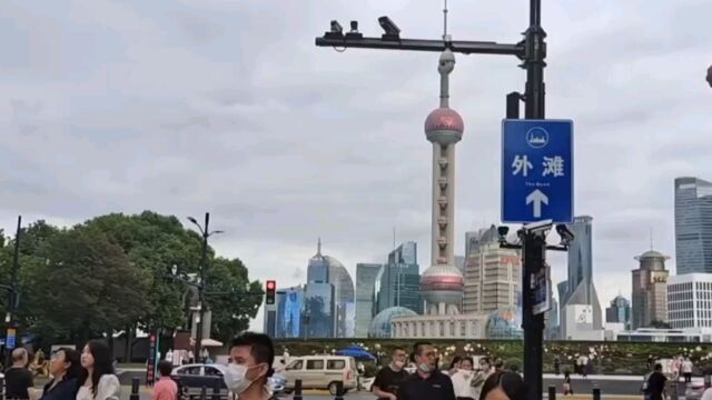 上海最热闹人流量最大的地方就是外滩.