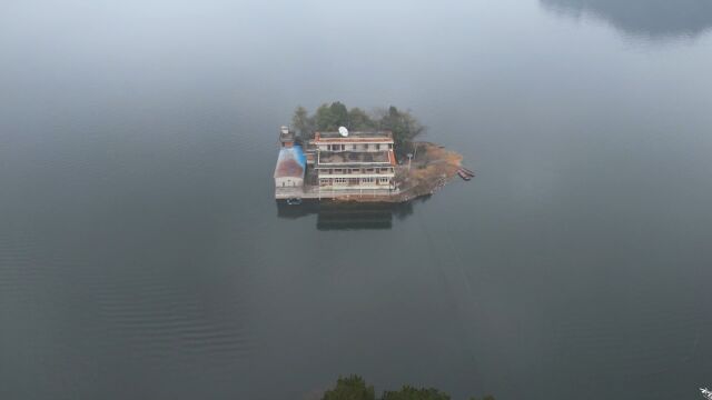 贵州湖中小岛住着一户人家,出门靠船,养鸡养鸭自得其乐,宛如世外桃源仙境,你愿意住在这样的地方吗?