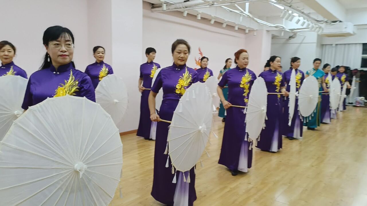 韵百年中老年文娱:旗袍走秀课堂随拍
