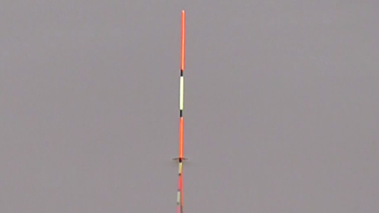 水库浅滩钓鲫鱼，想不到90公分水深也能连杆，这鱼情真过瘾