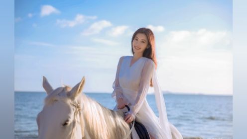 青春女星王鹤润海滩大片美如画：骑着白马，展现一双白皙美腿