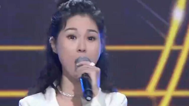 阿悠悠演唱歌曲《我从草原来》,声音浑厚,气势如虹